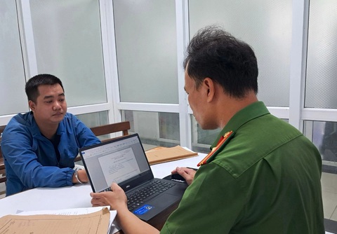 Nhờ nhân viên tín dụng ngân hàng làm thủ tục đáo hạn rồi bị lừa đảo- Ảnh 1. Nghi phạm tại cơ quan công an - Ảnh: H.B.