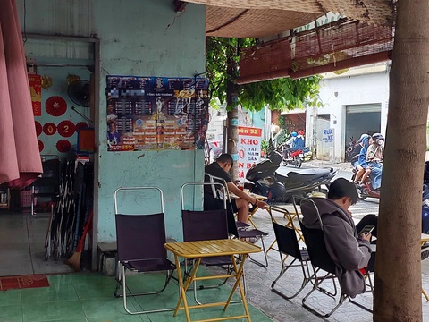 Web cá độ đá banh vào quán cà phê, quán ăn: Công an sẽ xác minh chủ quán tiếp tay- Ảnh 1. Các địa chỉ trang web cá độ bóng đá được dán tràn lan khắp các địa điểm, đặc biệt là các quán cà phê. Hình ảnh ghi nhận tại một quán cà phê trên đường số 7, phường Linh Trung, TP Thủ Đức, TP.HCM có dán lịch thi đấu lồng ghép web cờ bạc, ngày 12-7 - Ảnh: ĐÌNH KHẢI