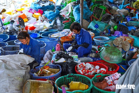 Mưu sinh ở 'thủ phủ' phế liệu ngoại thành Hà Nội- Ảnh 4. Mỗi ngày, có tới hàng chục tấn nhựa phế phẩm được tập kết về thôn Xà Cầu. Phế liệu sau đó sẽ được phân loại, sàng lọc, sơ chế nghiền nhỏ, trước khi tiếp tục hành trình khi được bán lại cho các công ty, nhà máy sản xuất đồ nhựa - Ảnh: THÚY TRANG