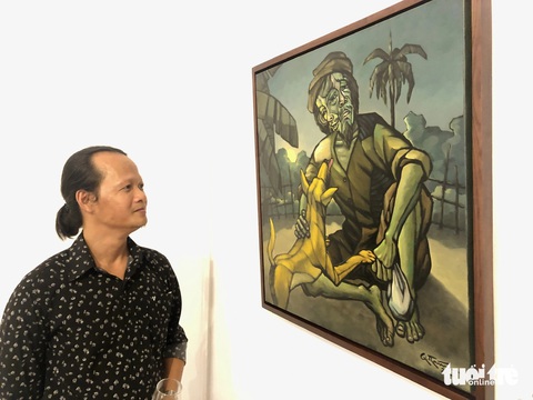 Họa sĩ Quang Thám bên bức tranh Họa sĩ Quang Thám bên bức tranh