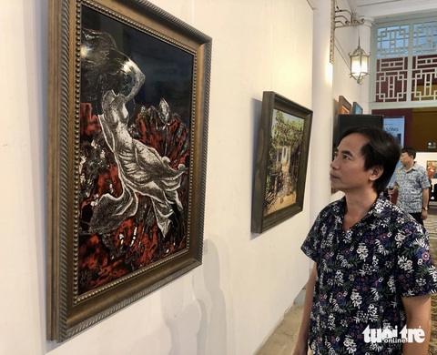 Họa sĩ Mai Ngọc Lâm trưng bày 17 tác phẩm sơn mài truyền thống - Ảnh: HOÀI PHƯƠNG Họa sĩ Mai Ngọc Lâm trưng bày 17 tác phẩm sơn mài truyền thống - Ảnh: HOÀI PHƯƠNG