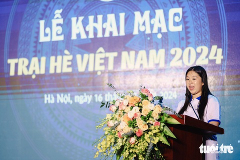 Bạn Nguyễn Khuê An, kiều bào từ Anh, đại diện 120 kiều bào trẻ phát biểu - Ảnh: DANH KHANG Bạn Nguyễn Khuê An, kiều bào từ Anh, đại diện 120 kiều bào trẻ phát biểu. Bạn chia sẻ ý tưởng xây dựng mạng lưới Trại hè Việt Nam toàn cầu để cùng nhau thực hiện các hoạt động cộng đồng hướng về Việt Nam, giúp đỡ cộng đồng người Việt trên thế giới, nhất là thế hệ trẻ - Ảnh: DANH KHANG