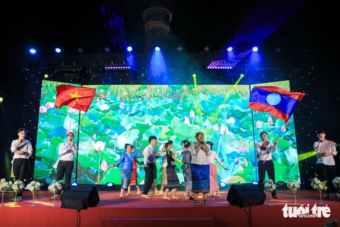 Trại hè Việt Nam: Kiều bào trẻ mong hiểu thêm văn hóa, nói tiếng Việt giỏi hơn- Ảnh 4. Các bạn trẻ kiều bào Việt Nam tại Lào tự tin trình diễn bài hát bằng tiếng Việt - Ảnh: DANH KHANG