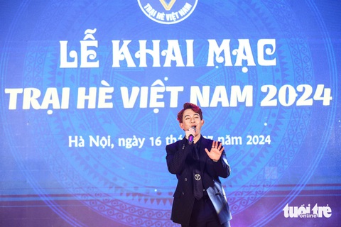 Ca sĩ, diễn viên Quang Anh góp vui cho chương trình và chào đón các bạn trẻ về dự Trại hè Việt Nam - Ảnh: DANH KHANG Ca sĩ, diễn viên Quang Anh góp vui cho chương trình và chào đón các bạn trẻ về dự Trại hè Việt Nam - Ảnh: DANH KHANG