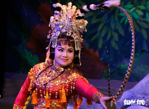 Sân khấu lên sàn nhiều vở chào mùa mới- Ảnh 3. Nghệ sĩ cải lương Tú Sương lần đầu tiên hợp tác với Nhà hát Thanh Niên trong vở Nam nhân kế, vai Nữ hoàng - Ảnh: LINH ĐOAN