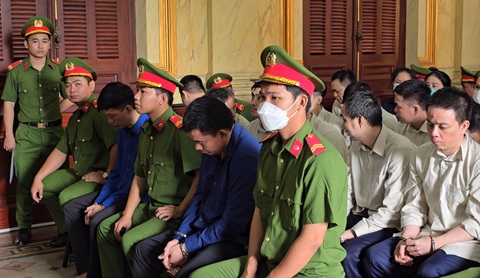 Buôn lậu 6 tấn vàng qua biên giới: 9 cán bộ Đồn biên phòng Chàng Riệc có dấu hiệu phạm tội- Ảnh 1. Nhóm bị cáo trong vụ buôn lậu hơn 6 tấn vàng - Ảnh: ĐAN THUẦN