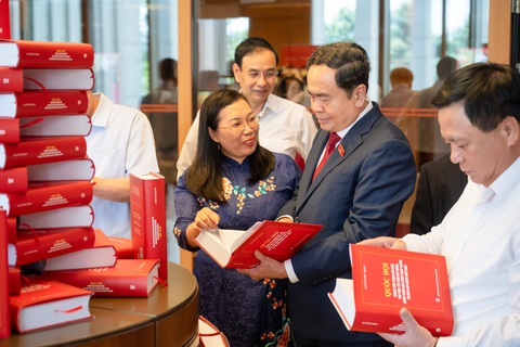 Chủ tịch Quốc hội Trần Thanh Mẫn và các đại biểu xem sách mới của Tổng Bí thư Nguyễn Phú Trọng - Ảnh: THIÊN ĐIỂU Chủ tịch Quốc hội Trần Thanh Mẫn (giữa) và các đại biểu xem sách mới của Tổng bí thư Nguyễn Phú Trọng - Ảnh: THIÊN ĐIỂU
