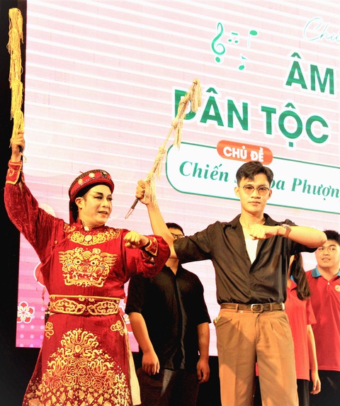 Để âm nhạc dân tộc đến gần người trẻ- Ảnh 1. Dưới sự hướng dẫn của nghệ sĩ, Minh Trí thị phạm hành động cưỡi vàquất roi ngựa - Ảnh: C.TRIỆU