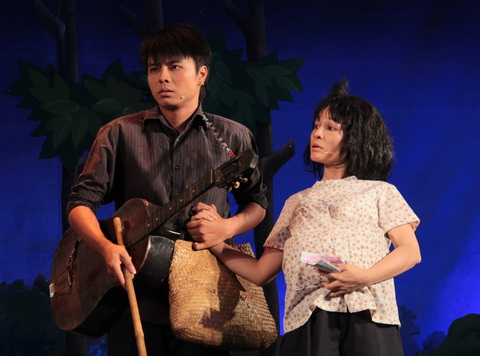 Nghệ sĩ Võ Minh Lâm (trái) và Lê Hồng Thắm trong vở cải lương Đời Như Ý được Nhà hát cải lương Trần Hữu Trang dàn dựng năm 2014 - Ảnh: LINH ĐOAN Nghệ sĩ Võ Minh Lâm (trái) và Lê Hồng Thắm trong vở cải lương Đời Như Ý được Nhà hát Cải lương Trần Hữu Trang dàn dựng năm 2014 - Ảnh: LINH ĐOAN