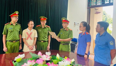 Bắt chỉ huy trưởng thi công hầm thủy điện Nậm Cuổi 1- Ảnh 1. Cơ quan cảnh sát điều tra công bố các quyết định và lệnh bắt tạm giam bị can Lê Văn Duẩn (áo vàng) - Ảnh: Đ.DƯƠNG