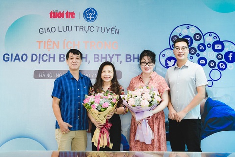 Có gì mới khi nhận lương hưu, trợ cấp qua thẻ ngân hàng và các app?- Ảnh 2. Bà Dương Thị Minh Châu và bà Lê Thị Ngọc Nghĩa (giữa) đến tham gia chương trình sáng 16-7 - Ảnh: NAM TRẦN
