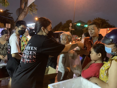 Nhã Thi phát cơm cho mọi người - Ảnh: NGUYỄN HOÀNG TUẤN Nhã Thi phát cơm cho mọi người - Ảnh: NGUYỄN HOÀNG TUẤN