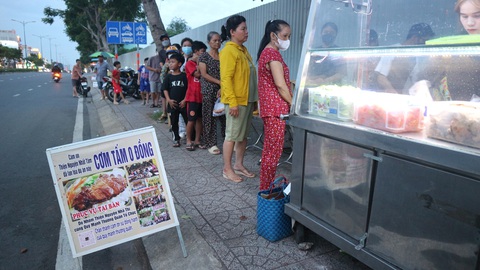 Dòng người nhận cơm tấm 0 đồng - Ảnh: NGUYỄN HOÀNG TUẤN Dòng người nhận cơm tấm 0 đồng - Ảnh: NGUYỄN HOÀNG TUẤN
