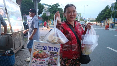 Bà Phượng vui với bữa tối của hai mẹ con - Ảnh: NGUYỄN HOÀNG TUẤN Bà Phượng vui với bữa tối của hai mẹ con - Ảnh: NGUYỄN HOÀNG TUẤN