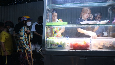Quán cơm độc lạ của người TP.HCM mở cửa vào 18h thứ 7 hằng tuần tại đối diện bệnh viện đa khoa Lê Văn Việt (TP.HCM). Sau đó tắt điện khi ‘bán’ cơm hết - Ảnh: NGUYỄN HOÀNG TUẤN Quán cơm độc lạ của người TP.HCM mở cửa vào 18h thứ bảy hằng tuần tại đối diện Bệnh viện Đa khoa Lê Văn Việt (TP.HCM). Sau đó tiệm tắt điện khi ‘bán’ hết cơm - Ảnh: NGUYỄN HOÀNG TUẤN
