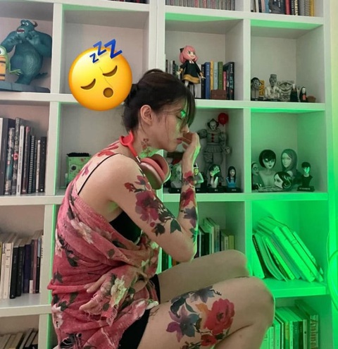 Han So Hee bí ẩn với loạt hình xăm chằng chịt trên người- Ảnh 2. Han So Hee bí ẩn với loạt hình xăm chằng chịt trên người- Ảnh 2.