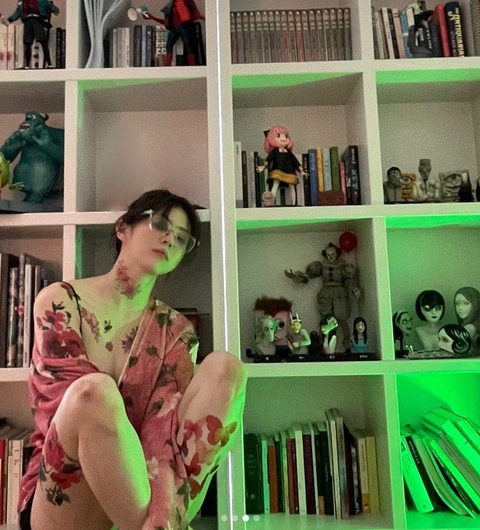 Han So Hee bí ẩn với loạt hình xăm chằng chịt trên người- Ảnh 1. Han So Hee khoe hình xăm hoa lá đủ màu sắc