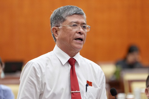 Chủ tịch quận Bình Tân: 'Năm sau sẽ xây 2 trường học ở nghĩa trang Bình Hưng Hòa đã di dời'- Ảnh 2. Đại biểu Nguyễn Văn Hiếu đặt câu hỏi chất vấn - Ảnh: HỮU HẠNH