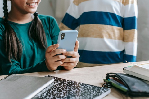 Cấm con sử dụng Internet chưa hẳn đã hay- Ảnh 1. Sự phổ biến của Internet và các thiết bị kỹ thuật số đang thay đổi cuộc sống người trẻ và khiến thời gian trực tuyến của họ tăng lên - Ảnh: Pexels