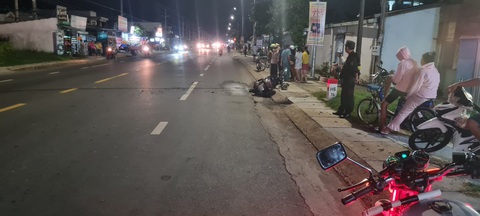 Người phụ nữ đang chạy xe máy trên đường bỗng dừng lại, nghi tự thiêu- Ảnh 1. Hiện trường vụ người phụ nữ đang chạy xe máy thì đột nhiên ngừng lại, nghi tự thiêu - Ảnh C.T.V.