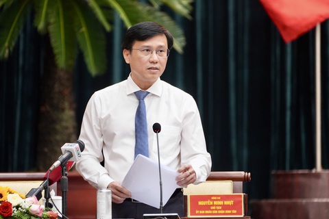 Chủ tịch quận Bình Tân: 'Năm sau sẽ xây 2 trường học ở nghĩa trang Bình Hưng Hòa đã di dời'- Ảnh 1. Chủ tịch UBND quận Bình Tân Nguyễn Minh Nhựt trả lời chất vấn - Ảnh: HỮU HẠNH