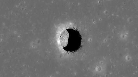 Lần đầu phát hiện hang động trên Mặt trăng- Ảnh 2. Hố Mare Tranquillitatis trên Mặt trăng - Ảnh: NASA