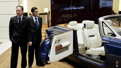 'Cha đẻ' thiết kế Rolls-Royce Phantom hiện đại bị sát hại, nghi hung thủ là kẻ trộm xe- Ảnh 4. CEO Rolls-Royce Ian Robertson (trái) và giám đốc thiết kế Ian Cameron đứng cạnh chiếc Rolls-Royce Phantom tại Triển lãm ô tô quốc tế Bắc Mỹ năm 2007 ở Detroit - Ảnh: Getty