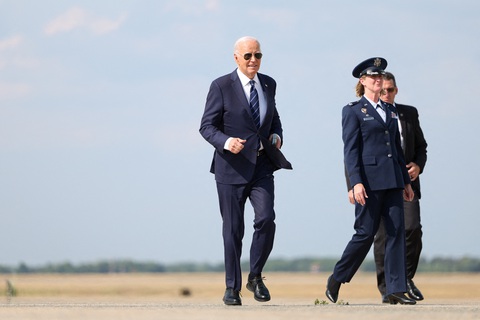 Ông Biden sải bước lên Không lực Một ở Maryland, ngày 15-7 - Ảnh: REUTERS Ông Biden sải bước lên Không lực Một ở Maryland, ngày 15-7 - Ảnh: REUTERS