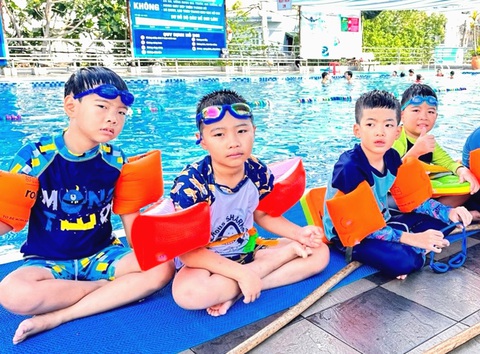 Thêm kỹ năng từ lớp bán trú năng khiếu hè- Ảnh 2. Học bơi tại lớp bán trú năng khiếu hè ở Nhà Thiếu nhi quận Gò Vấp - Ảnh: THU HÀ