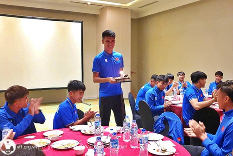 U19 Việt Nam mất cả ngày di chuyển đến Indonesia- Ảnh 1. U19 Việt Nam tổ chức sinh nhật cho Đinh Quang Kiệt - Ảnh: VFF