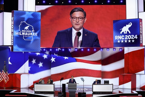 Chủ tịch Hạ viện Mike Johnson phát biểu trong phiên đầu tiên Đại hội Đảng Cộng hòa - Ảnh: REUTERS Chủ tịch Hạ viện Mike Johnson phát biểu trong phiên đầu tiên Đại hội Đảng Cộng hòa - Ảnh: REUTERS