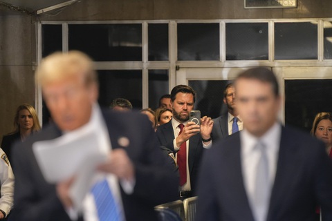 Ông Vance từng thân chinh đến tòa án để cổ vũ ông Trump trong thời gian ông bị xét xử - Ảnh: NEW YORK TIMES Ông Vance từng thân chinh đến tòa án để cổ vũ ông Trump trong thời gian ông bị xét xử - Ảnh: NEW YORK TIMES