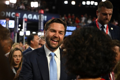 Tân ứng viên phó tổng thống J.D. Vance ra mắt Đại hội Đảng Cộng hòa - Ảnh: REUTERS Tân ứng viên phó tổng thống J.D. Vance ra mắt Đại hội Đảng Cộng hòa - Ảnh: REUTERS
