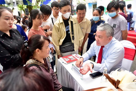 Nhiều băn khoăn trước PGS.TS Bùi Hoài Thắng - trưởng phòng đào tạo Trường ĐH Bách khoa, ĐH Quốc gia TP.HCM - tư vấn cho thí sinh, phụ huynh tại Ngày hội lựa chọn nguyện vọng 2023 - Ảnh: T.T.D.