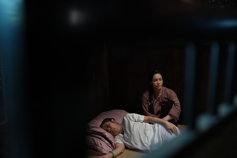 Nhật Kim Anh tái hợp 'chồng cũ' màn ảnh- Ảnh 6. NSƯT Kim Phương trong vai Bà hội đồng và Nhật Kim Anh vai người ở