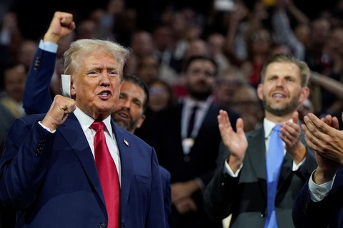 Ông Trump xuất hiện với băng gạc trên tai tại đại hội Đảng Cộng hòa- Ảnh 1. Ứng cử viên tổng thống Đảng Cộng hòa Donald Trump giơ nắm tay trong ngày đầu tiên của Đại hội toàn quốc Đảng Cộng hòa (RNC) tại TP Milwaukee, bang Wisconsin, Mỹ ngày 15-7 - Ảnh: REUTERS