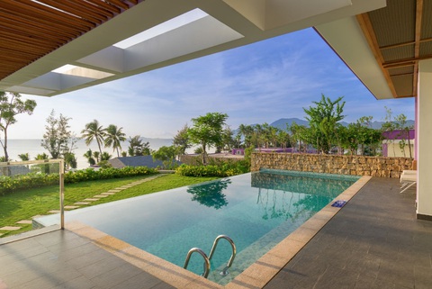 Chào đón mùa hè, TTC Hospitality tung hàng loạt ưu đãi- Ảnh 2. TTC Van Phong Bay Resort thiết kế theo mô hình tòa nhà xanh và tối đa hóa không gian xanh