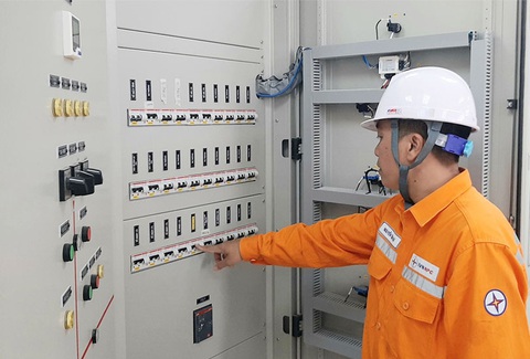 Công nhân PC Hà Nam điều khiển từ xa hệ thống điện 110kV tại Trạm biến áp Nhân Mỹ (Lý Nhân).jpg Công nhân PC Hà Nam điều khiển từ xa hệ thống điện 110kV tại Trạm biến áp Nhân Mỹ (Lý Nhân)