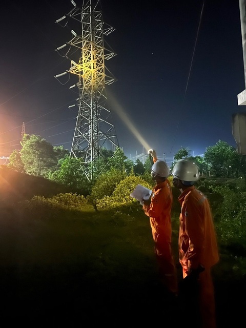 Công nhân Đội Quản lý vận hành lưới điện cao thế Hà Tĩnh kiểm tra tuyến đường dây vào ban đêm.jpg Công nhân Đội Quản lý vận hành lưới điện cao thế Hà Tĩnh kiểm tra tuyến đường dây vào ban đêm