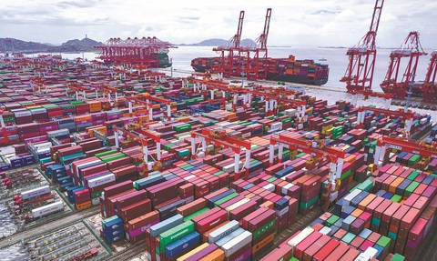 Giá cước vận chuyển hàng qua đường biển tiếp tục tăng cao- Ảnh 1. Vận chuyển hàng hóa tại cảng Dương Sơn, Thượng Hải, Trung Quốc - Ảnh: chinadaily.com.cn