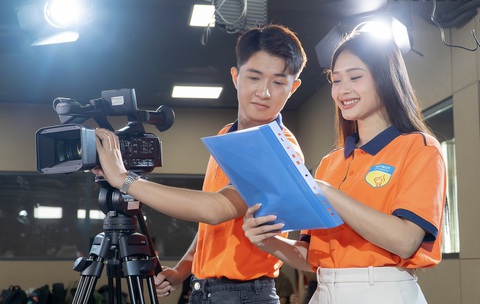AI thách thức đào tạo truyền thông- Ảnh 1. Sinh viên ngành truyền thông đa phương tiện Trường đại học Công nghệ TP.HCM trong giờ học thực hành tại studio của trường - Ảnh: P.N.