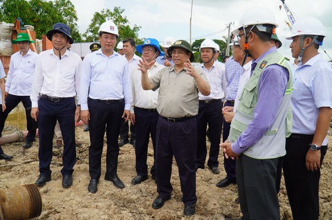 Cao tốc Cao Lãnh - An Hữu phía Tiền Giang sẽ khởi công vào cuối tháng 7-2024- Ảnh 1. Thủ tướng Chính phủ Phạm Minh Chính trong một lần kiểm tra tại công trường thi công dự án cao tốc Cao Lãnh - An Hữu thành phần 1, tỉnh Đồng Tháp - Ảnh: MẬU TRƯỜNG