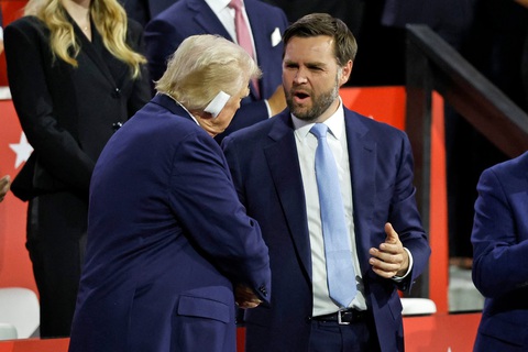 Ông Trump (trái) bắt tay Thượng nghị sĩ và là ứng cử viên phó tổng thống đảng Cộng hòa J. D. Vance trong ngày đầu tiên của Đại hội toàn quốc đảng Cộng hòa ngày 15-7 - Ảnh: AFP Ông Trump (trái) bắt tay thượng nghị sĩ J. D. Vance - ứng cử viên phó tổng thống Đảng Cộng hòa, trong ngày đầu tiên của Đại hội toàn quốc Đảng Cộng hòa ngày 15-7 - Ảnh: AFP