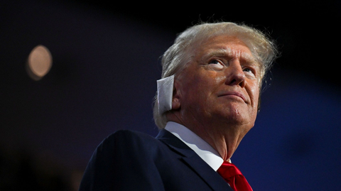 Ông Trump xuất hiện với băng gạc trên tai tại Đại hội Đảng Cộng hòa ngày 15-7 giờ địa phương - Ảnh: REUTERS Ông Trump xuất hiện với băng gạc trên tai tại Đại hội Đảng Cộng hòa ngày 15-7 giờ địa phương - Ảnh: REUTERS