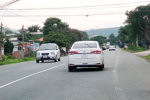 Đào tạo thêm kỹ năng và văn hóa lái xe trên cao tốc- Ảnh 1. Xe tập lái chạy trên quốc lộ 20 đoạn qua Di Linh (Lâm Đồng) - Ảnh: T.T.D.