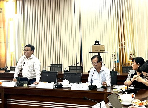 Chưa hết lo phải có giấy phép hành nghề, giáo viên lại lo... bị thu hồi giấy phép- Ảnh 2. Thầy Đặng Nguyễn Thịnh - trưởng Phòng Giáo dục và Đào tạo quận 7, TP.HCM - phát biểu tại buổi khảo sát - Ảnh: MỸ DUNG