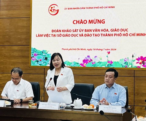 Chưa hết lo phải có giấy phép hành nghề, giáo viên lại lo... bị thu hồi giấy phép- Ảnh 1. Các đại biểu thuộc đoàn khảo sát của Ủy ban Văn hóa, Giáo dục của Quốc hội tại buổi làm việc ngày 16-7 - Ảnh: MỸ DUNG