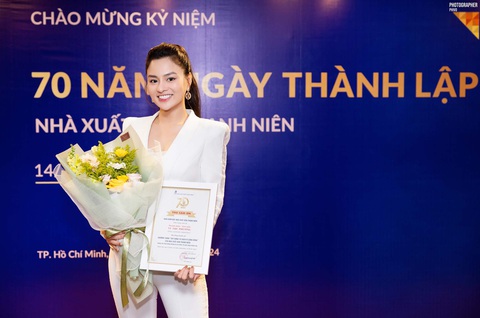 Vũ Thu Phương không muốn bị đào thải, hé lộ dự án khủng- Ảnh 2. Vũ Thu Phương tặng sách cho trường học và chia sẻ các dự án nghệ thuật trong năm 2024