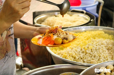Xôi lòng gà xé trứng non ở quán xôi gà Number One - Ảnh: ĐĂNG KHƯƠNG Xôi lòng gà xé trứng non ở quán xôi gà Number One - Ảnh: ĐĂNG KHƯƠNG
