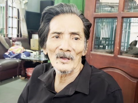 Ở tuổi xế chiều, Thương Tín mong có sô ca hát để tự chủ cuộc sống. Ảnh – Tô Hiếu. Ở tuổi xế chiều, Thương Tín mong có sô ca hát để tự chủ cuộc sống - Ảnh: Tô Hiếu